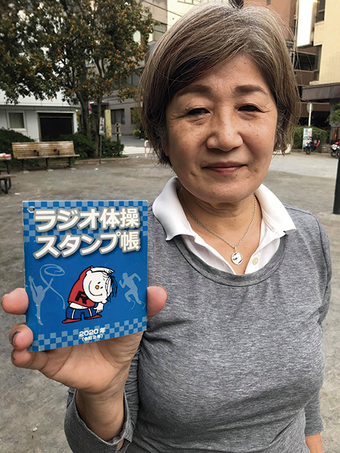 Yoko Hirota, actual líder del grupo muestra la cartilla de asistencia al Radio Taiso del parque Horidome.