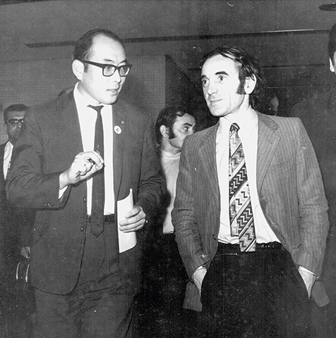 Alfredo Kato como periodista tuvo oportunidad de conocer a grandes artistas. En la foto, conversando con Charles Aznavour.