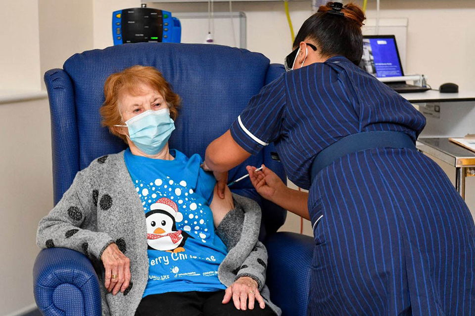 La enfermera May Parsons administra la vacuna Pfizer / BioNtech Covid-19 a Margaret Keenan, de 90 años, en Inglaterra. Keenan es la primera persona en recibir la vacuna en el país (FOTO: ANDINA).