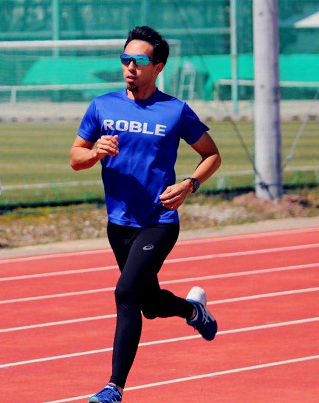 Garay practica el atletismo desde la secundaria y llegó a participar en los Juegos Deportivos Nacionales (Kokutai) defendiendo a la prefectura de Gifu. También fue campeón nacional peruano de los 800 metros planos.