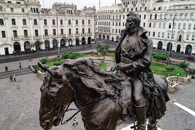 El monumento de San Martín vigila la plaza que lleva su nombre en el centro de Lima. Doscientos años después, la gesta libertaria motiva a superar retos modernos como país (Foto: Andina)