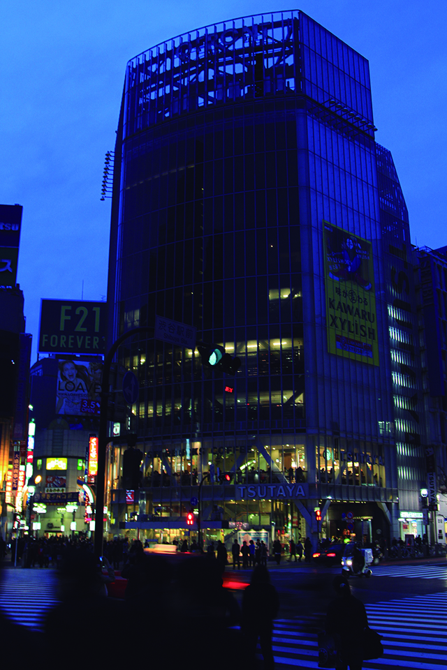 El iluminado cruce de Shibuya se apagó en marzo del 2011, a causa de las restricciones de energía eléctrica (Foto: Mario Castro)
