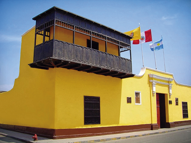 La primera vez que San Martin declaró la independencia del Perú lo hizo en la ciudad de Huaura, en 1820, desde este balcón que se conserva hasta la fecha (Foto: Andina).