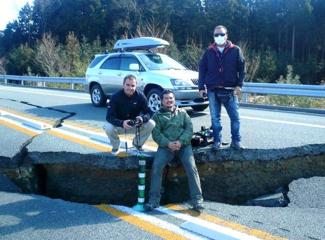 Shigeru Higuchi, junto al periodista Raúl Tola y el camarógrafo Julio Mathews en una carretera dañada por el terremoto en la prefectura de Fukushima (Foto: Shigueru Higuchi)