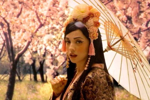 Mon Laferte es admiradora de la cultura japonesa y grabó un clip de vídeo con una versión especial de "Antes de ti" en nihongo.