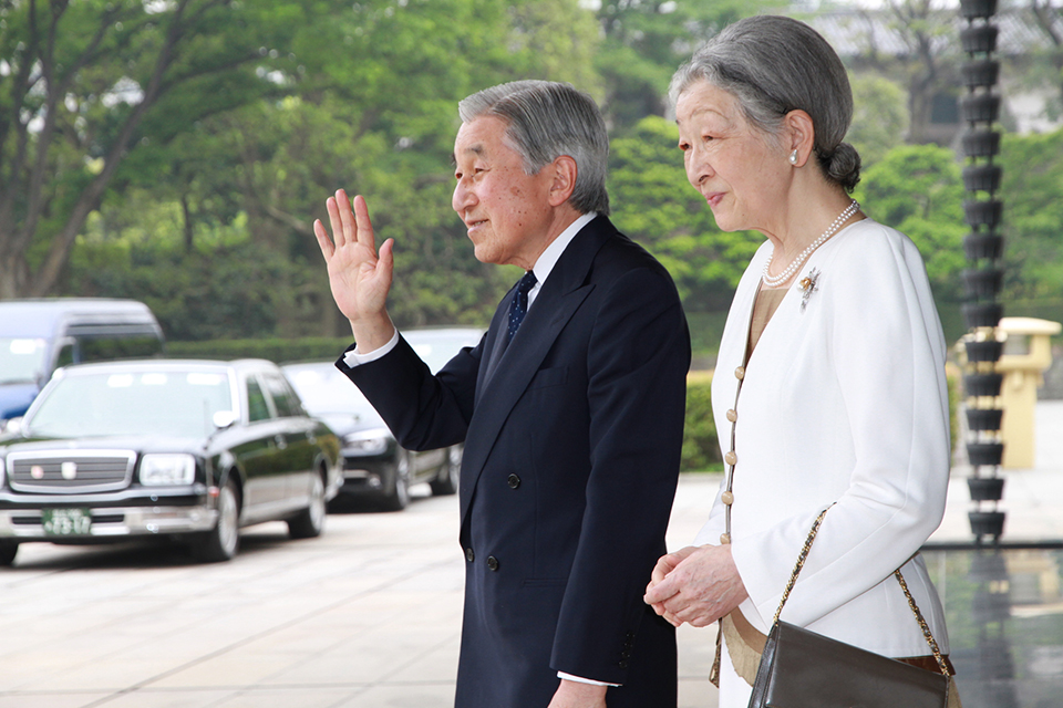 El emperador Akihito abdicó al trono en una figura jamás vista dentro de la Familia Imperial, ya que el emperador sólo abandona el trono cuando fallece (Foto: Kyodai)