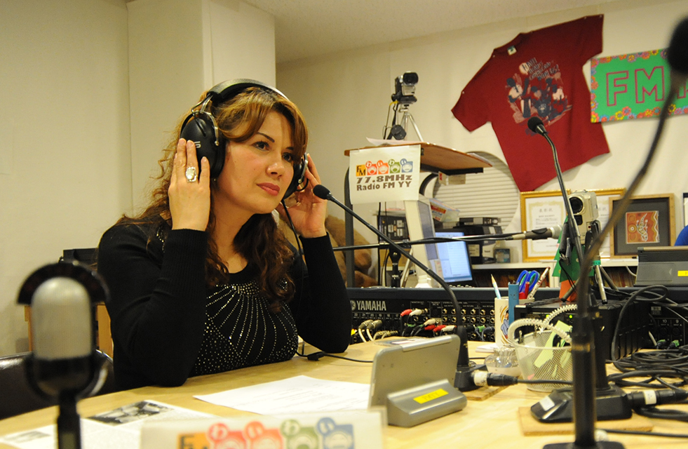 Roxana Oshiro durante la emisión de su programa radial (Foto: archivo)