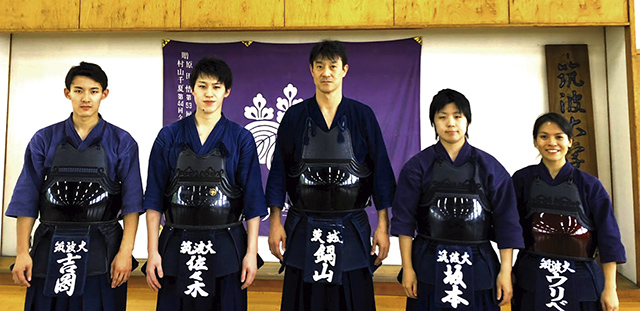 Claudia Uribe, al extremo derecho, entrena con el equipo de kendo de la Universidad de Tsukuba.
