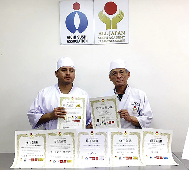 Julio César Elorreaga obtuvo su licencia como cocinero de washoku y sushi. En la foto con su mentor, el chef Yamada Masamitsu.