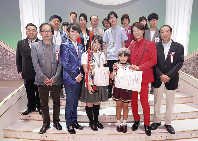María Lisseth Morales (al centro, con el número 8) tomó parte en varios concursos de karaoke. Uno de ellos, el de la promotora Nagara, tuvo como jurado a la estrella del enka Hikawa Kiyoshi.