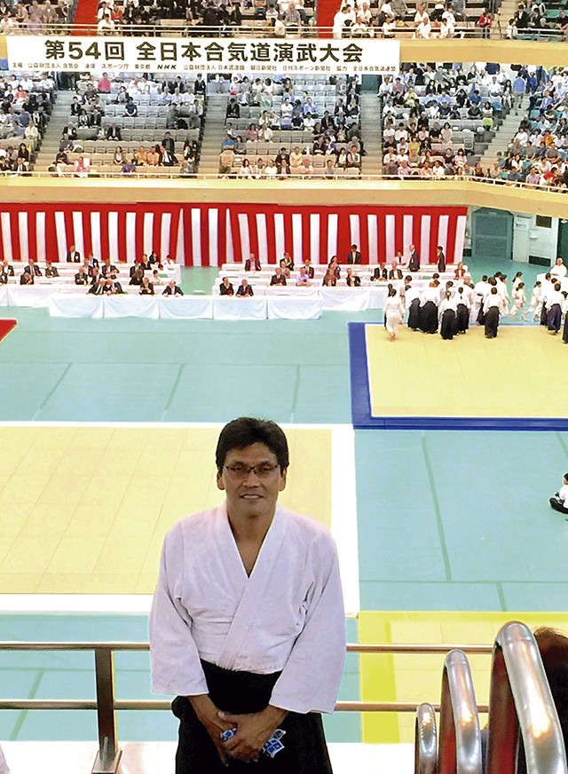 Miguel Otake practica el aikido desde hace muchos años. Aquí, en el encuentro anual de sus practicantes, que tiene lugar en el mítico Budokan de Tokio.