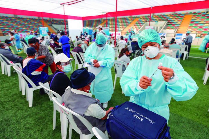 El Perú ha vacunado al 2,2% de su población mientras que Japón, lo ha hecho solo con el 1,1%. Estados Unidos a lo largo de cinco meses, inoculó a 265 millones de personas, el doble de la población japonesa (Foto: Andina)