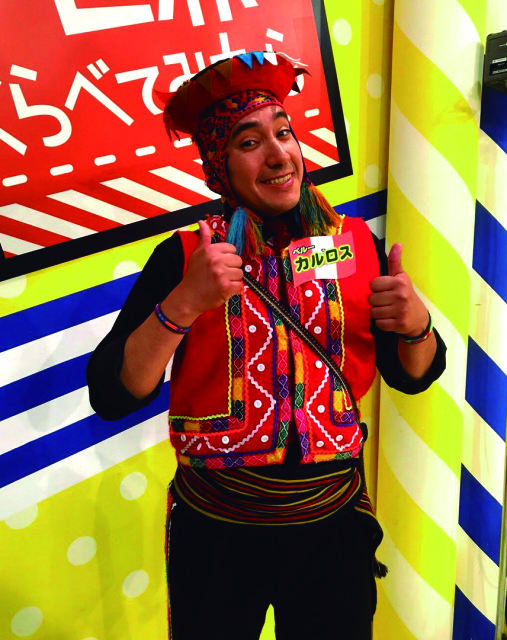 Juan Carlos Huemura en el set de grabación del programa "Sekai Kurabetemitara", caracterizado como "Carlos".