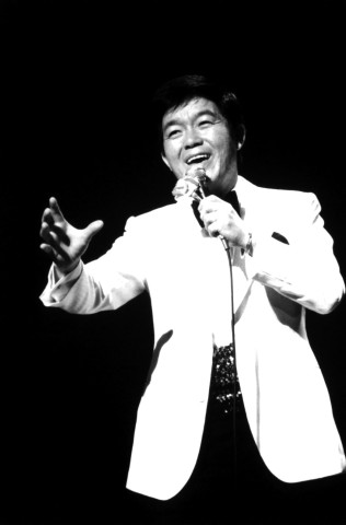Kyu Sakamoto fue una estrella del espectáculo japonés. Falleció a los 43 años en un accidente aéreo.