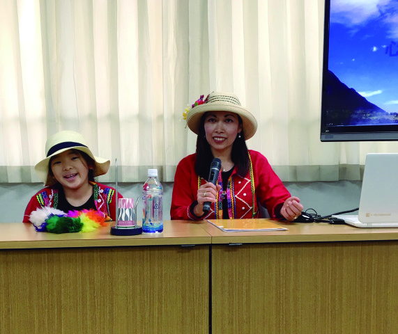 Yulia Marchinares y la pequeña Yui han recorrido algunos colegios de Chiba dando charlas de información sobre el Perú.